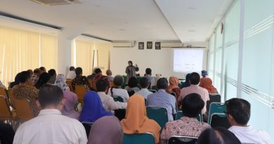 Saat acara berlangsung dengan pemaparan hibah dikti oleh Wakil Rektor Bidang Penelitian dan Pengabdian pada Masyarakat Prof. Dr. Ernawati Sinaga, M.S., Apt.