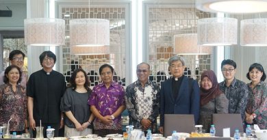 Foto Bersama setelah melakukan pertemuan antara Universitas Nasional dan Daegu Catholic University