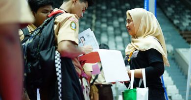 petugas pameran saat melayani siswa di Istora Senayan