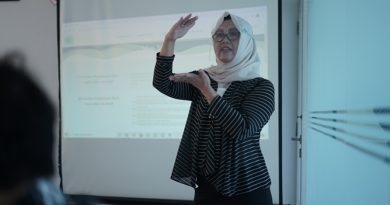 Kepala BPM UNAS Dr. Erna Ermawati Chotim, M.Si. saat rapat kerja Sosialisasi Standar, Sosialisasi Audit Mutu Internal, Konfirmasi Insentif Pembuatan Materi Pembelajaran, Evaluasi Tabel Monev, Sosialisasi Web BPM pada Senin (16/11) di Ruang Seminar Selasar Lantai 3 Universitas Nasional