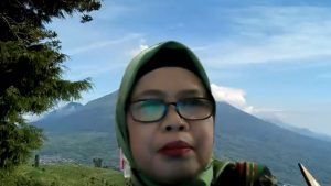 Ketua Pelaksana Ir. Etty Hesthiati, M.Si., dalam webinar yang diadakan PPM-Unas dan PERAGI Komda DKI dengan tema "Pengelolaan Lingkungan Berbasis Keanekaragaman Hayati dan Permaculture untuk Mendukung Kehidupan Ekosistem yang Berkelanjutan" pada hari Jumat, 11 Juni 2021