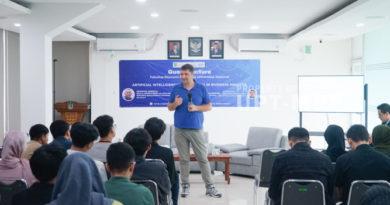 Pembicara Assoc. Prof. Omer Faruk Rencber saat menyampaikan materinya didepan para mahasiswa dalam acara guest lecture dengan tema “Artifificial Intelligence Applications In Business Analytic”, Jumat, 02 Agustus 2024, di Ruang Seminar Selasar Lt. 3