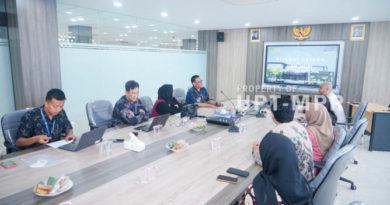 Saat sesi diskusi berlangsung dalam acara kunjungan dan benchmarking dari Perbanas Institute, di Ruang Rapat Cyber Library, Jumat, 15/11/2024