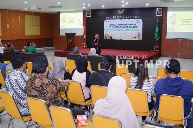 Saat acara seminar literasi dan inklusi keuangan berlangsung, di Ruang Aula Blok 1 Lt. 4 UNAS, Selasa, 10/12/2024