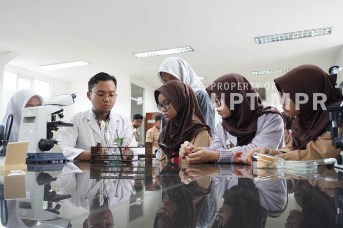 Siswa-siswi melakukan praktik di laboratorium