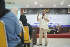 Pembicara Dr. Tadjuddin Nur, S.S., M.M. saat menyampaikan materi didepan mahasiswa/i dalam acara Seminar “Menavigasi Struktur, Ragam, dan Gaya Bahasa dalam Karya Ilmiah”, Kamis, 24 April 2025, di Ruang Aula Blok A Lt. 4, Kampus UNAS, Pejaten