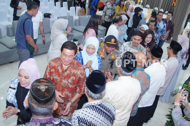 Saat prosesi halal bihalal pimpinan yayasan beserta anggota, pimpinan Universitas beserta jajarannya dengan dosen dan karyawan, Kamis, 10 April 2025, di Gedung Auditorium