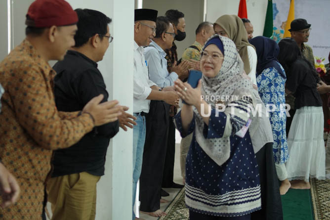 Saat prosesi halal bi halal pimpinan FISIP beserta jajarannya dengan dosen dan staff, Kamis, 17 April 2025, di Ruang Seminar Selasar Lt. 3 UNAS