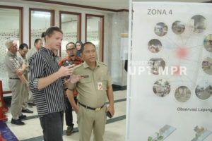 Ketua Yayasan Rame Rame Jakarta/ dosen UNAS Chris Kelly, M.Sc. (kiri) memaparkan design penataan kawasan di Stasiun Pasar Minggu kepada Plt. Wakil Walikota Administrasi Jakarta Selatan, Ali Murtadho (kanan)