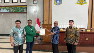Manager UPT Marketing & Public Relations Marsudi, S.P., M.M. (Almamater Hijau) memberikan cinderamata kepada Kepala Seksi Pendidikan Menengah Suku Dinas Pendidikan Wilayah 2 Jakarta Selatan, Sarwoko (Batik Biru), di Gedung Kantor Walikota Jakarta Selatan, Kamis, 17 April 2025
